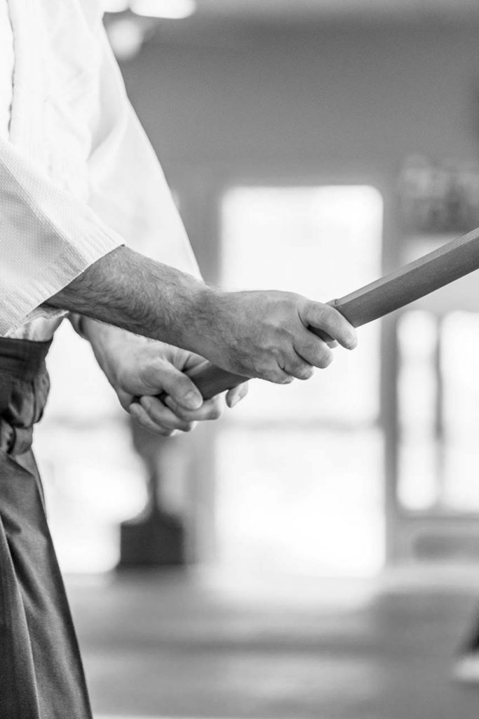 Training mit Waffen im Aikido. Das Bokken dient in zahlreichen japanischen Kampfkünsten als sicherer Trainingsersatz für ein echtes Katana.